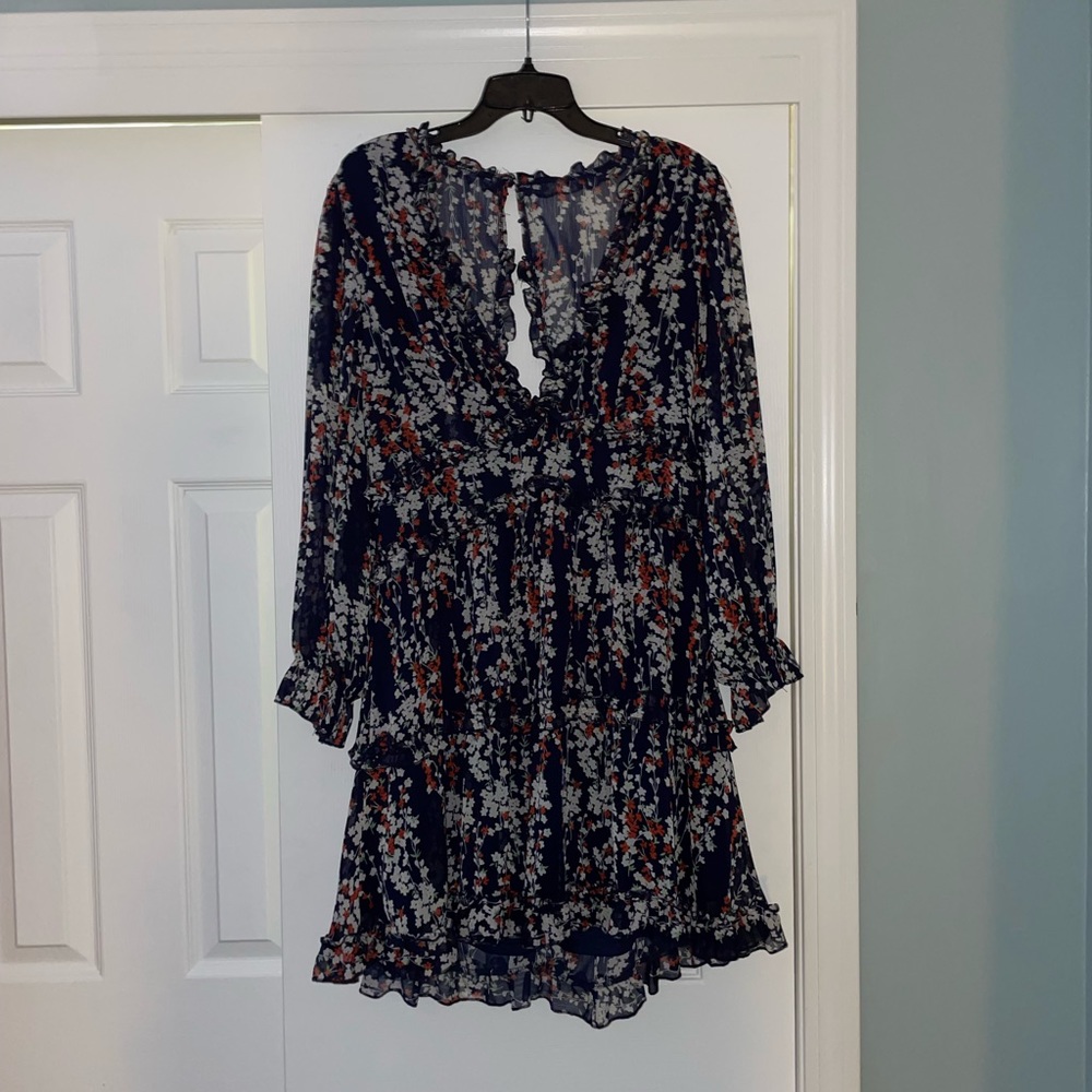 Large and flowy mini dress with light sleeves